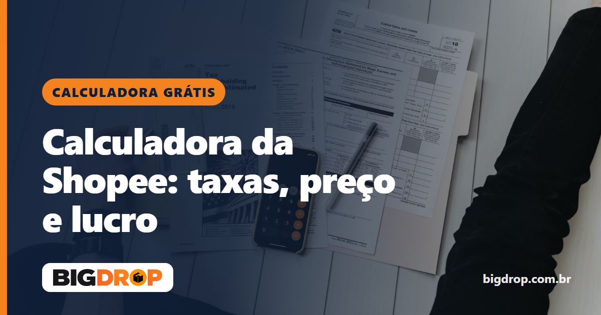 Celular com a calculadora aberta sobre papéis, durante uma conta de custos