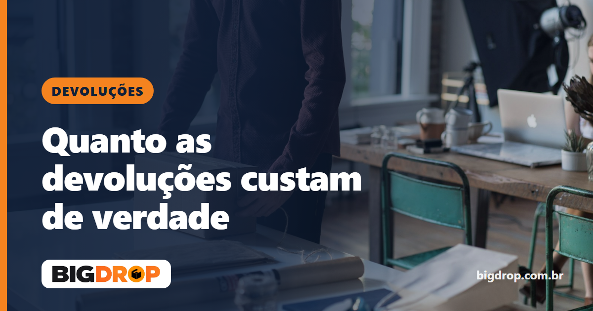 Pessoa preparando uma encomenda em uma mesa de trabalho