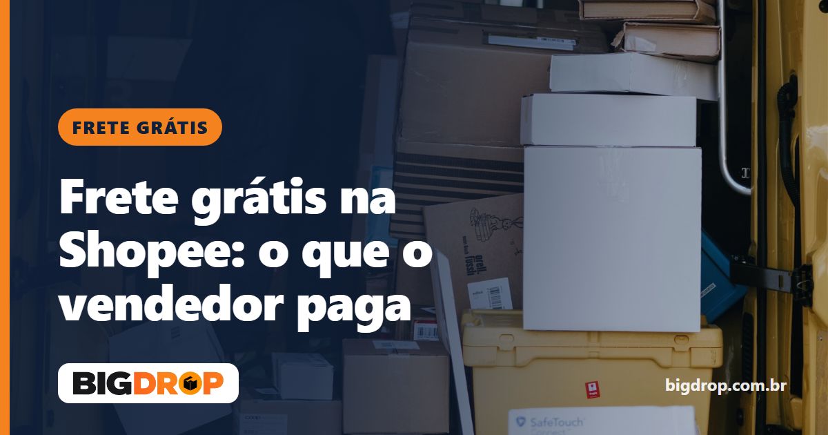 Van de entregas aberta com pacotes empilhados