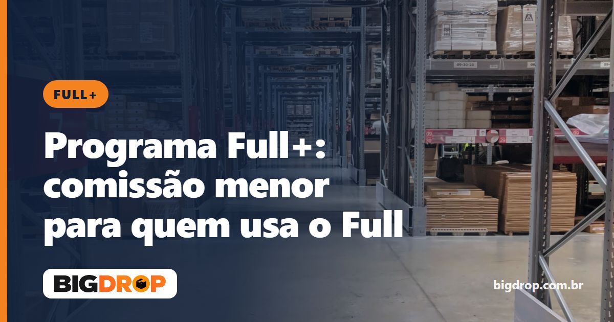 Corredor de armazém com prateleiras metálicas e caixas ao fundo