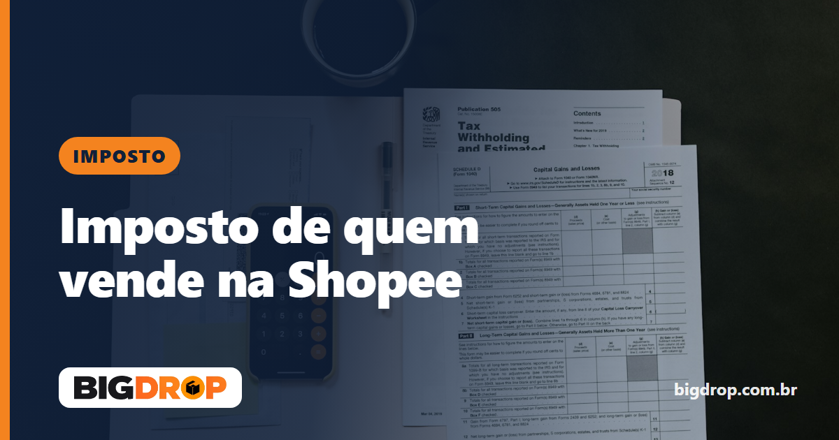 Formulários de imposto, caneta e celular com calculadora sobre uma mesa escura