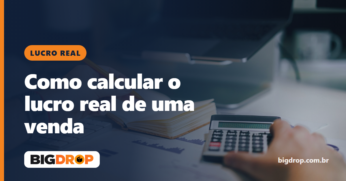 Mãos com lápis e calculadora sobre uma mesa, fazendo contas de lucro