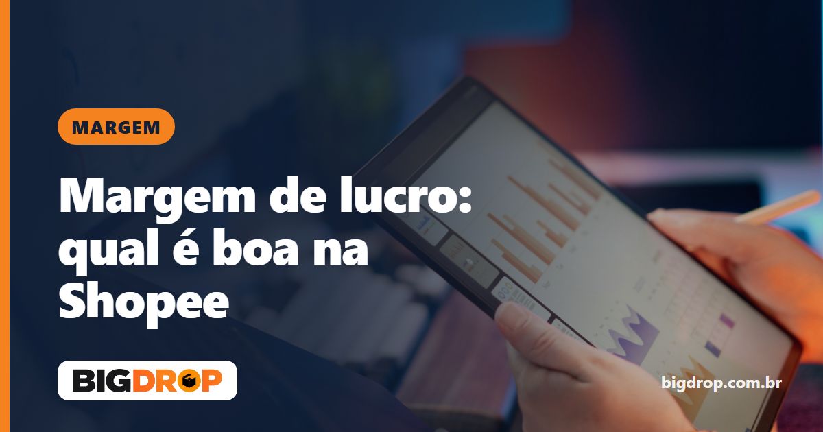 Mão segurando um tablet com gráficos de barras, ao lado de um teclado