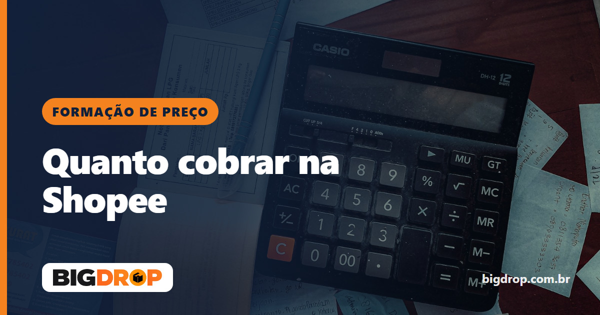 Calculadora, caderno e notas sobre uma mesa, para calcular o preço de venda