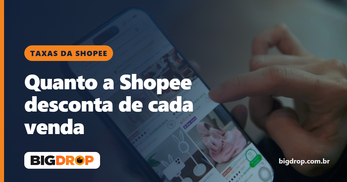 Pessoa navegando em um aplicativo de compras no celular